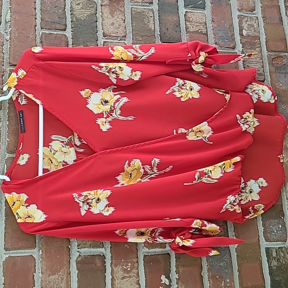 West Kei Red Floral Wrap Blouse, Size Small - Picture 3 of 7